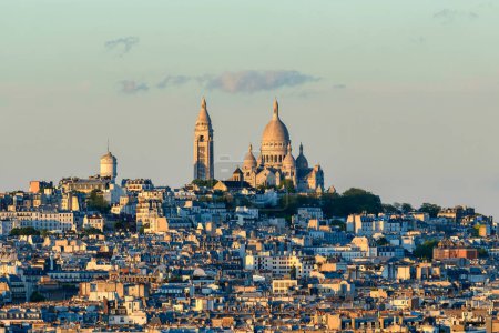 Esta foto de paisaje fue tomada, en Europa, en Francia, en ile de France, en París, en verano. Vemos la Basílica del Sagrado Corazón en la colina de Montmartre, bajo el sol.