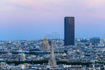 Cette photo de paysage a été prise, en Europe, en France, en ile de France, à Paris, en été. Nous voyons la cathédrale américaine, les Invalides et la tour Montparnasse, sous le soleil.