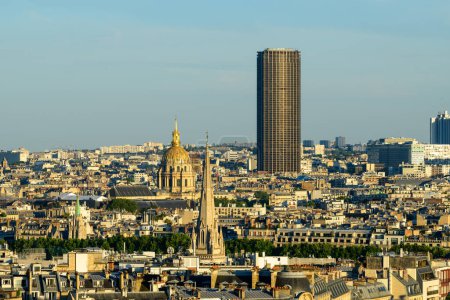 Cette photo de paysage a été prise, en Europe, en France, en ile de France, à Paris, en été. Nous voyons la cathédrale américaine, les Invalides et la tour Montparnasse, sous le soleil.