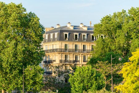 Foto de Esta foto de paisaje fue tomada, en Europa, en Francia, en ile de France, en París, en verano. Vemos un Edificio Haussmann, bajo el Sol. - Imagen libre de derechos