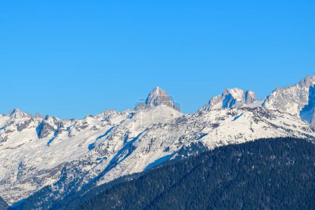 Téléchargez les photos : Cette photo de paysage a été prise en Europe, en France, en Rhône Alpes, en Savoie, dans les Alpes, en hiver. On voit l'Aiguille du Chardonnet, sous le Soleil. - en image libre de droit