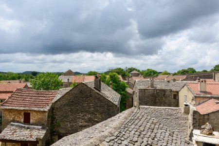 Foto de Esta foto de paisaje fue tomada en Europa, en Francia, en Occitania, en Aveyron, en La Couvertoirade, en verano. Vemos las calles del pueblo medieval, bajo el sol. - Imagen libre de derechos