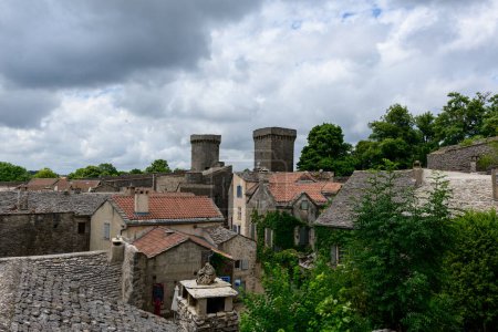 Foto de Esta foto de paisaje fue tomada en Europa, en Francia, en Occitania, en Aveyron, en La Couvertoirade, en verano. Vemos las calles del pueblo medieval, bajo el sol. - Imagen libre de derechos