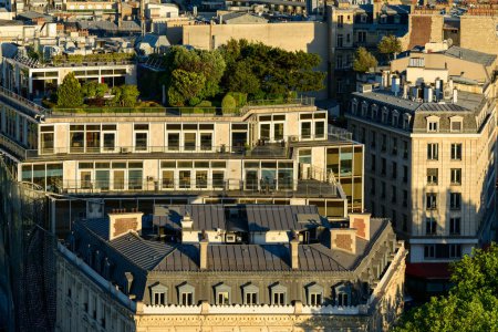 Foto de Esta foto de paisaje fue tomada, en Europa, en Francia, en ile de France, en París, en verano. Vemos los tejados de París, bajo el sol. - Imagen libre de derechos