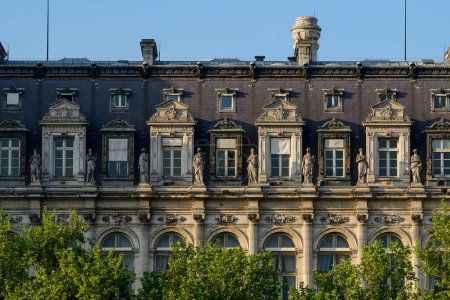 Dieses Landschaftsbild entstand in Europa, in Frankreich, in ile de France, in Paris, im Sommer. Wir sehen das Rathaus unter der Sonne.