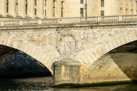 Téléchargez les photos : Cette photo de paysage a été prise, en Europe, en France, en ile de France, à Paris, sur les bords de Seine, en été. Nous voyons Le Pont au Change, sous le soleil. - en image libre de droit
