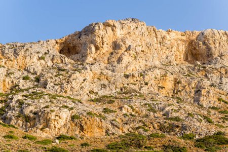 Téléchargez les photos : Cette photo de paysage a été prise, en Europe, en Grèce, en Crète, à Balos, au bord de la mer Méditerranée, en été. Nous voyons les montagnes rocheuses et arides, sous le soleil. - en image libre de droit