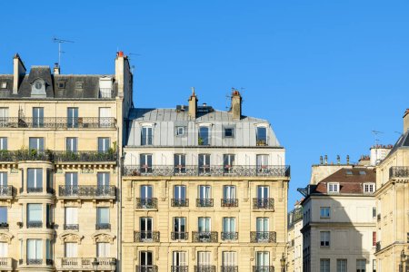 Foto de Esta foto de paisaje fue tomada, en Europa, en Francia, en ile de France, en París, en verano. Vemos los Edificios Haussmann en la milla de San Luis, bajo el Sol. - Imagen libre de derechos