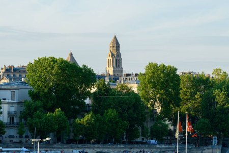Foto de Esta foto de paisaje fue tomada, en Europa, en Francia, en ile de France, en París, en verano. Vemos los edificios Haussmann de París, bajo el sol. - Imagen libre de derechos