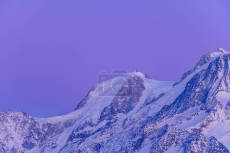 Téléchargez les photos : Cette photo de paysage a été prise en Europe, en France, en Rhône Alpes, en Savoie, dans les Alpes, en hiver. On voit le Mont Blanc du Tacul au Cocuher du Soleil, sous le Soleil. - en image libre de droit