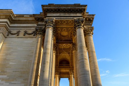 Foto de Esta foto de paisaje fue tomada, en Europa, en Francia, en ile de France, en París, en verano. Vemos el Panteón, bajo el Sol. - Imagen libre de derechos