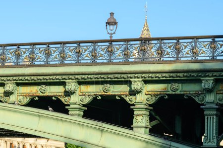 Foto de Esta foto de paisaje fue tomada, en Europa, en Francia, en ile de France, en París, a orillas del Sena, en verano. Vemos el Pont Notre-Dame, bajo el Sol. - Imagen libre de derechos