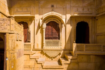 Téléchargez les photos : Cette photo de paysage a été prise en Asie, Inde, Rajasthan, Jaisalmer, été. Nous voyons le Palais du Fort de Jaisalmer, sous le Soleil. - en image libre de droit