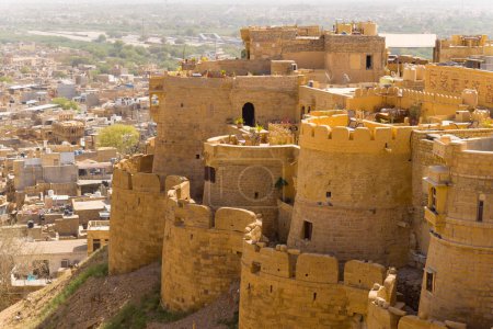 Téléchargez les photos : Cette photo de paysage a été prise en Asie, Inde, Rajasthan, Jaisalmer, été. Nous voyons les remparts du fort de Jaisalmer, sous le soleil. - en image libre de droit
