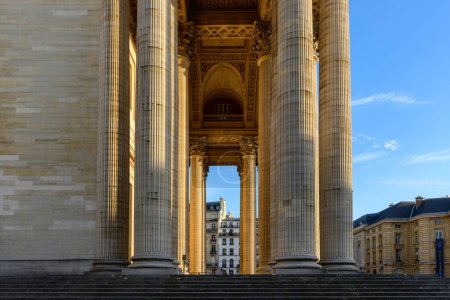 Foto de Esta foto de paisaje fue tomada, en Europa, en Francia, en ile de France, en París, en verano. Vemos el Panteón, bajo el Sol. - Imagen libre de derechos