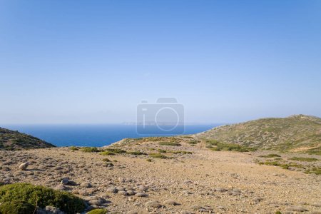 Téléchargez les photos : Cette photo de paysage a été prise, en Europe, en Grèce, en Crète, vers Sitia, Au bord de la mer Méditerranée, en été. Nous voyons la campagne aride au milieu des montagnes, sous le soleil. - en image libre de droit