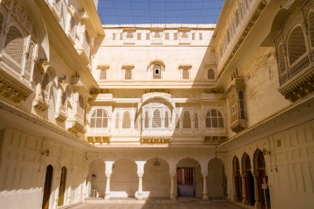 Téléchargez les photos : Cette photo de paysage a été prise en Asie, Inde, Rajasthan, Bikaner, été. Nous voyons la Grande Cour du Fort Junagarh Fort, sous le soleil. - en image libre de droit
