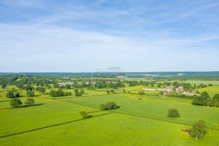 Téléchargez les photos : Cette photo de paysage a été prise en Europe, en France, en Bourgogne, à Nièvre, à Cuncy les Varzy, vers Clamecy, au printemps. Nous voyons un village français dans la campagne verte, sous le soleil. - en image libre de droit