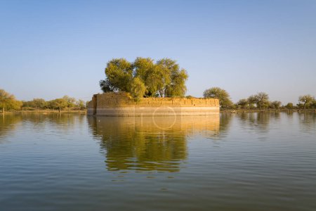 Téléchargez les photos : Cette photo de paysage a été prise en Asie, Inde, Rajasthan, Jaisalmer, été. Nous voyons le lac Gadisar, sous le soleil. - en image libre de droit