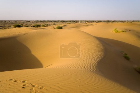 Foto de Esta foto del paisaje fue tomada en Asia, India, Rajastán, Jaisalmer, Verano. Vemos el desierto, bajo el sol. - Imagen libre de derechos