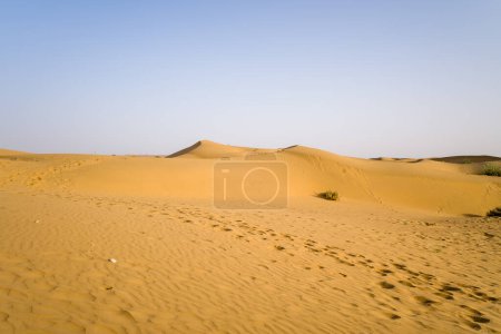 Téléchargez les photos : Cette photo de paysage a été prise en Asie, Inde, Rajasthan, Jaisalmer, été. Nous voyons le désert, sous le soleil. - en image libre de droit