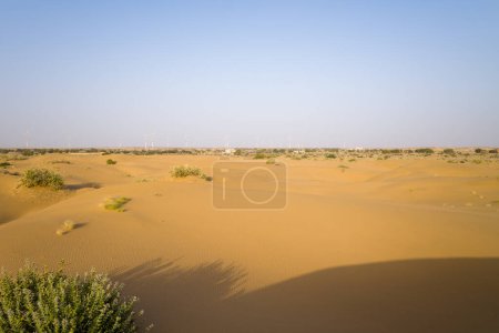 Foto de Esta foto del paisaje fue tomada en Asia, India, Rajastán, Jaisalmer, Verano. Vemos el desierto, bajo el sol. - Imagen libre de derechos