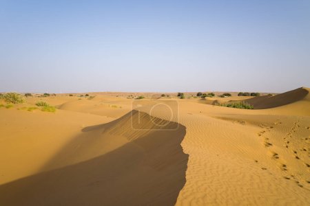 Téléchargez les photos : Cette photo de paysage a été prise en Asie, Inde, Rajasthan, Jaisalmer, été. Nous voyons le désert, sous le soleil. - en image libre de droit