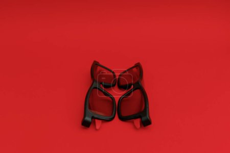 Gafas de sol de película sobre fondo rojo