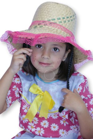 Téléchargez les photos : Magnifique enfant en tenue de fête avec chapeau et fond blanc. - en image libre de droit