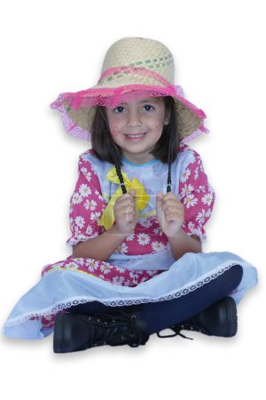 Téléchargez les photos : Magnifique enfant en tenue de fête avec chapeau et fond blanc. - en image libre de droit