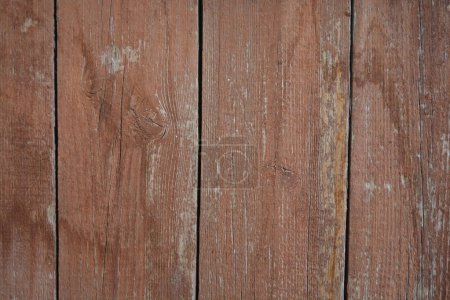 Téléchargez les photos : Vieux bois peint à la peinture brune. Porté des planches grises en bois avec de la peinture pelante. Gris vieux, vieilli, beau, shabby fond en bois, en bois naturel, bois. - en image libre de droit