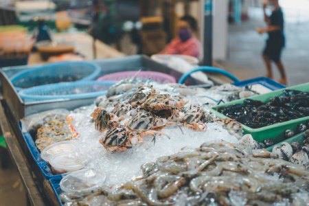 Expositor de primera calidad de cangrejo de flor de mar crudo fresco (portunus pelagicus) para la venta en el mercado de mariscos o el uso de comida callejera tailandesa para cocinar cangrejo blanqueado al vapor
