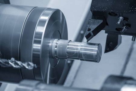 Die CNC-Drehmaschine formt das Schneiden der Metallwellen-Teile. Die hochtechnologische Metallbearbeitung mittels CNC-Drehmaschine .