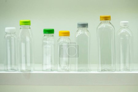 Die verschiedenen Größen von Plastikflaschen. Das Hochtechnologie-Konzept der Trinkwasserherstellung.