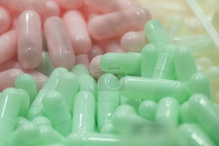 Foto de Escena de cerca de las capas de verde, rosa y amarillo cápsulas píldora. El concepto de fabricación de medicamentos saludables. - Imagen libre de derechos