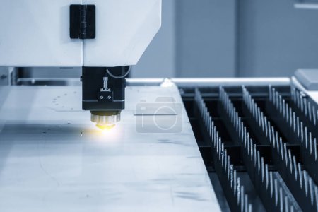 Die Faserlaserschneidmaschine schneidet die Metallplatte. Der hochtechnologische Prozess der Blechherstellung mittels Laserschneidmaschine. 