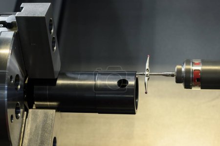 Der modulare Berührungssensor überprüft die Rohrteile auf der CNC-Drehmaschine. Qualitätskontrolle von Drehteilen mit CMM-Sonde.