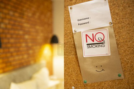 Foto de The note paper background with NO smoking sign on the particle board. The hotel note background. - Imagen libre de derechos