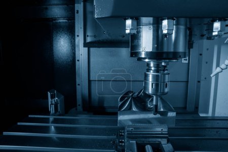 Die CNC-Fräsmaschine schneidet die Spritzgussteile mit Wendewerkzeugen grob. Werkzeug- und Formenbau durch Bearbeitungszentrum mit den soliden Endfräswerkzeugen.