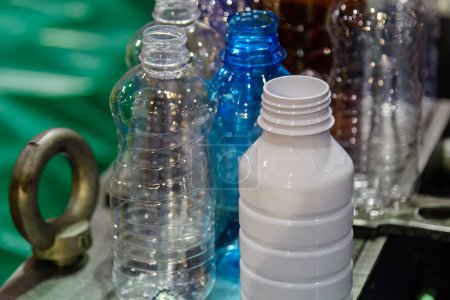 Foto de Las diversas formas de envases de botellas de plástico. La alta tecnología del concepto de proceso de fabricación de agua potable. - Imagen libre de derechos