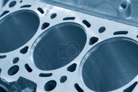 Téléchargez les photos : Fermer scène le bloc de cylindre en aluminium dans le bleu clair. Les concepts de fabrication de pièces automobiles. - en image libre de droit
