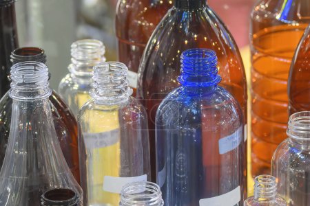 Foto de Los diversos tipos de envases de botellas de plástico. La alta tecnología del concepto de proceso de fabricación de agua potable. - Imagen libre de derechos