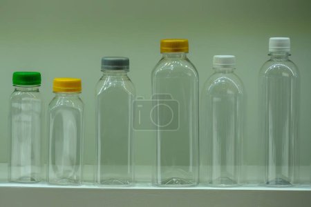 Foto de Los varios tamaños de envases de botellas de plástico. La alta tecnología del concepto de proceso de fabricación de agua potable. - Imagen libre de derechos