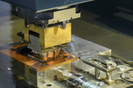 Die Erodiermaschine arbeitet mit Kupferelektrode. Das Verfahren zur Herstellung von Formen und Formen mittels Elektroden-Entlademaschine.