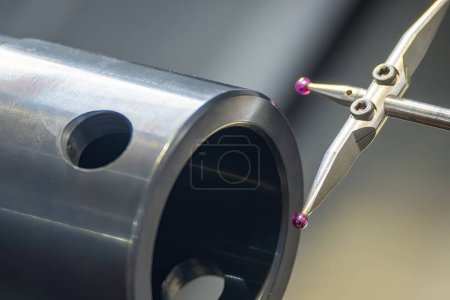 Der modulare Berührungssensor überprüft die Rohrteile auf der CNC-Drehmaschine. Qualitätskontrolle von Drehteilen mit CMM-Sonde.