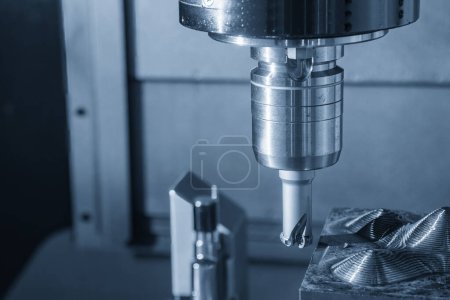 La fresadora CNC corta ásperamente las piezas del molde de inyección mediante herramientas indexables. El proceso de fabricación de moldes y matrices por centro de mecanizado con las herramientas de molino final sólido.