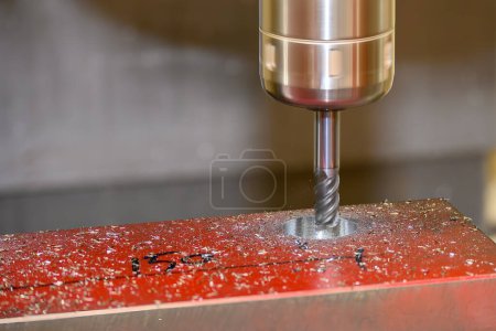 La fraiseuse CNC alésage de coupe aux pièces de matériel SKD. Le processus de coupe des pièces de moule par centre d'usinage avec broyeur à billes solide.