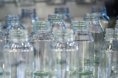 Nahaufnahme Szene der Herstellung von Plastikflaschen durch vertikale Blasformmaschine. Der Betrieb der Kunststoffflaschenblasmaschine.