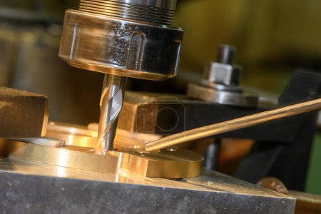 Der Lochbohrprozess auf einer NC-Fräsmaschine mit Flachfräswerkzeugen. Das Konzept der Metallbearbeitung auf der Fräsmaschine.