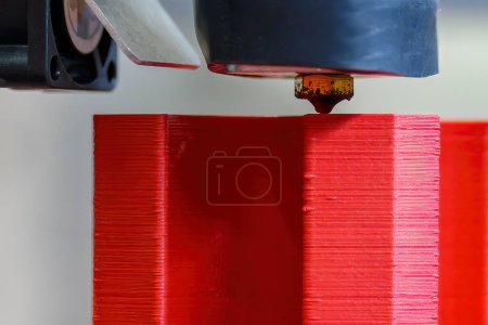Primer plano escena la fabricación aditiva por la máquina de la impresora 3D. El proceso de fabricación de alta tecnología por método de prototipo rápido. 